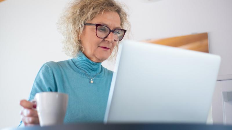 С какого года работница является предпенсионером?