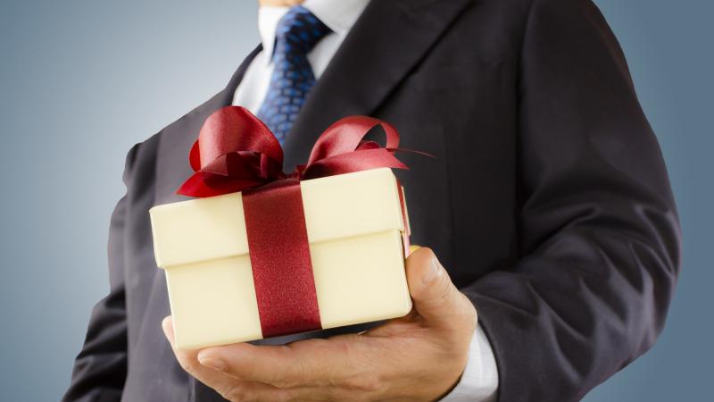 Как правильно отразить в 1С подарки сотрудникам?