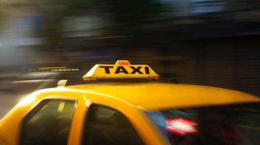 Таксистов обяжут заключать договоры с агрегаторами