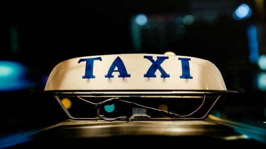 Работодателям запретят принимать на работу в такси ранее судимых
