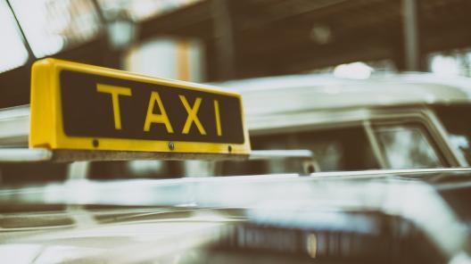 Служебные поездки на такси учитываются в расходах