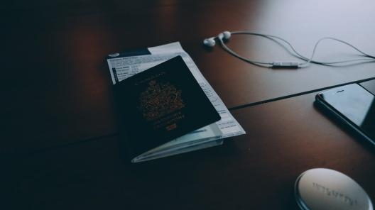 Удостоверяющим личность документом может быть не только паспорт