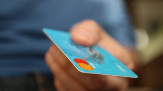Банки обяжут контролировать выдачу физлицам денег с платёжных карт